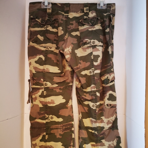 Talula Blossom Flower Cargo Capris 6 - Picture 3 of 6